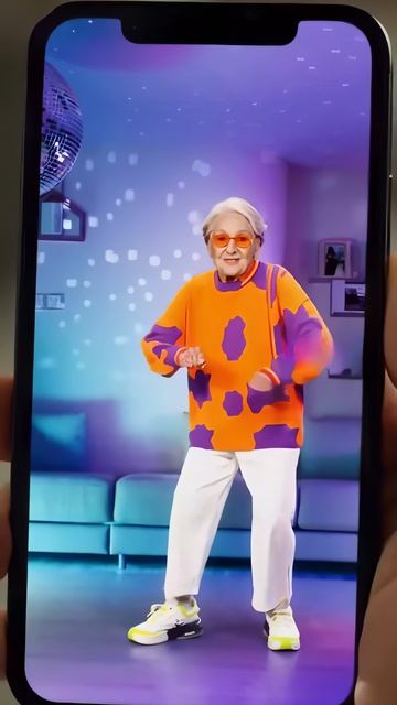 Бабушка увидела своё второе я на экране! Её реакция в конце — просто огонь! 😱💥