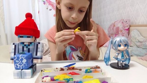 леплю из пластилина (кого???)