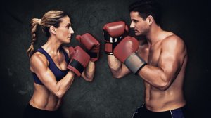 Девушки побеждают парней на ринге.