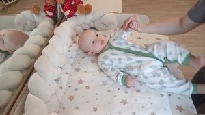 ПЕРЕВОРОТ ЗА РУЧКУ 🙌 от 3 до 6 месяцев массаж для грудничков с потешками Учимся переворачиваться