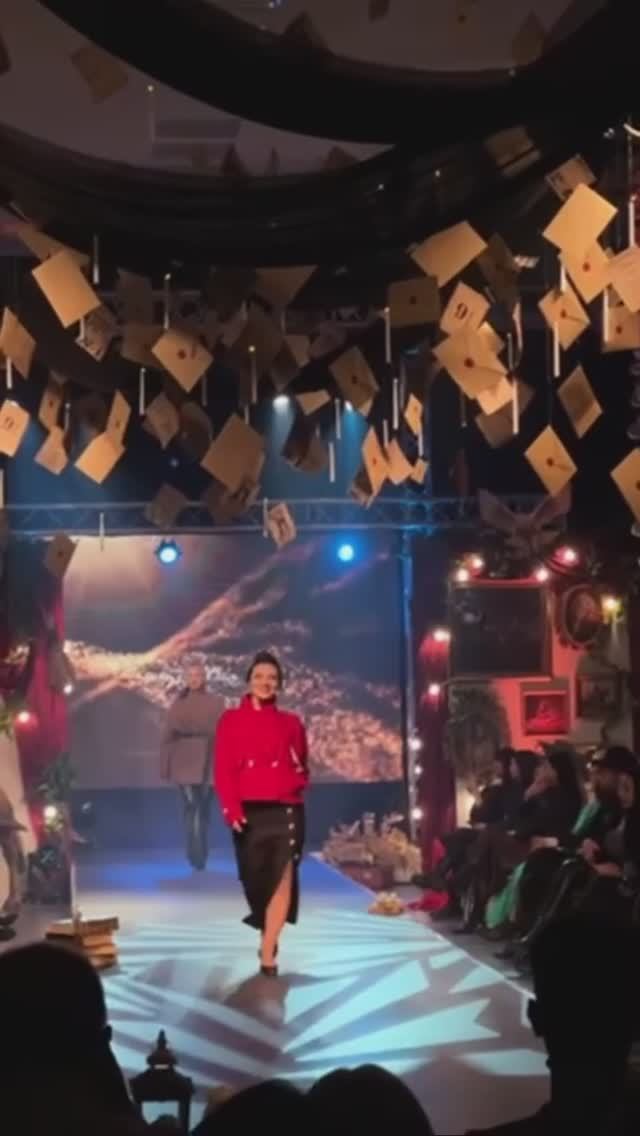 Дефиле с поворотом на Christmas Fashion Show🎀