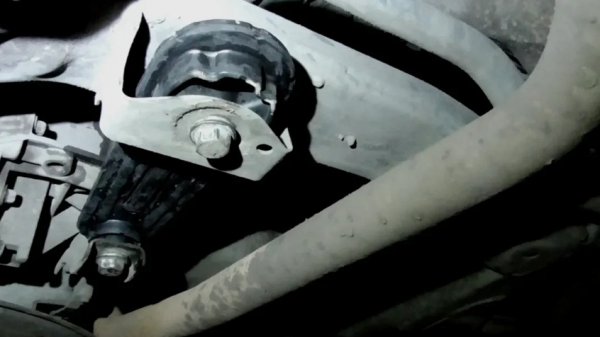 Замена нижней подушки двигателя (гитары) Dacia Logan Renault Logan