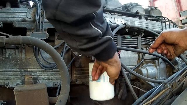 Скания 124 ,меняю топливный фильтр . Как прокачать топливную_ Хороший ключ для откручивания фильтра. смотреть онлайн