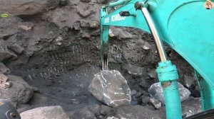 Строительство, экскаватор копает песок