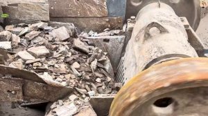 Строительство, дробление щебёнки