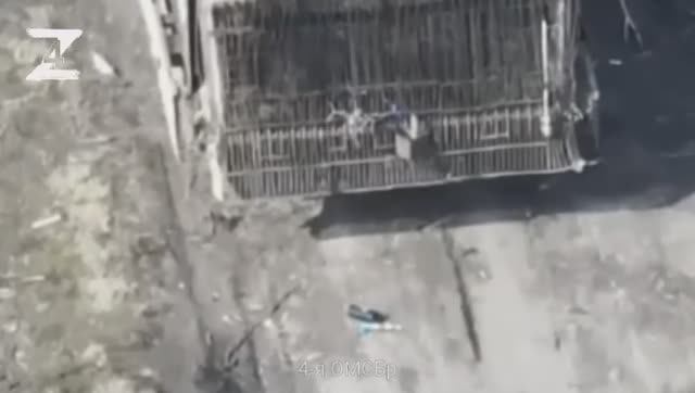 Сколько бы укронацисты не пытались сжечь наш танк который заглох при штурме, ничего у них не вышло