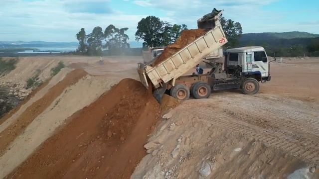 Trucks Unloading Big Stone on the Mountian & D37E Dozer Pushing Stone. смотреть онлайн
