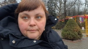 ем мороженое в парке  наслаждаюсь жизнь