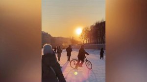 В Санкт-Петербурге охотники за яркими кадрами с риском для жизни выходят на лед.