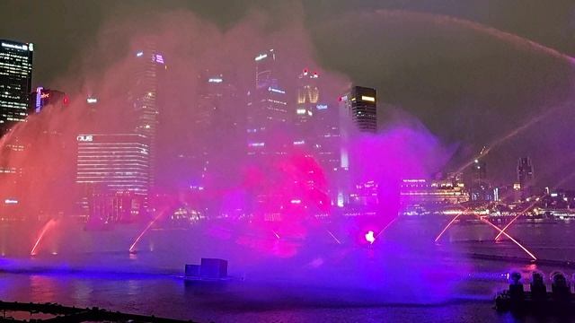 вода, свет и лазер в Сингапуре