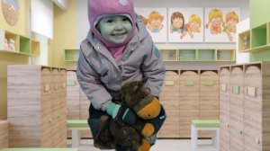 Второй день в садике. Пока с интересом и желанием, но немного плакала. Щи и квашеная капуста.