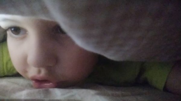 залез в узкую дыру