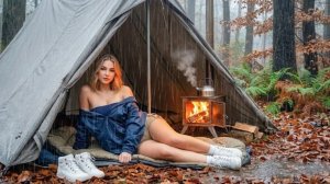 Одиночный поход девушки с отапливаемой палаткой в сильный дождь. AI видео.