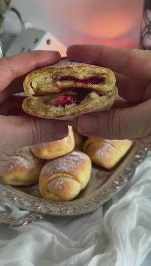 Мягкие, нежные и ароматные творожные рогалики с джемом 😍