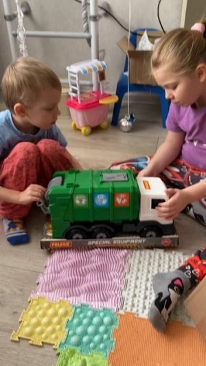 Вовка играет в мусоровоз / Семейка Басиков и Мисс Фаина