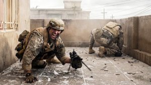 Солдаты выживают в СТРАШНОЙ МЯСОРУБКЕ, укрываясь в ЖИЛОМ ДОМЕ среди одних врагов [пересказ]