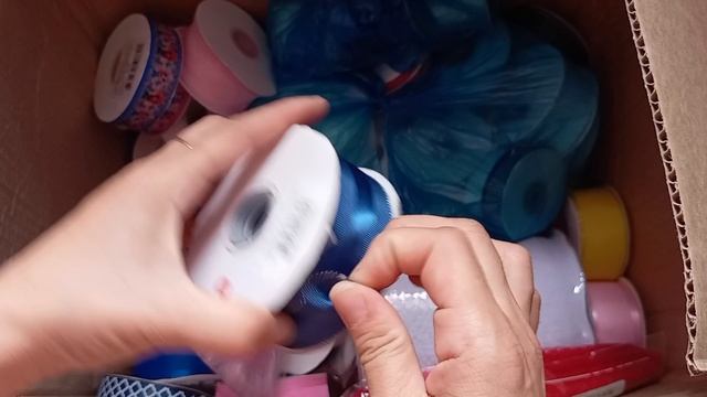 распаковка материалов, много лент для школы