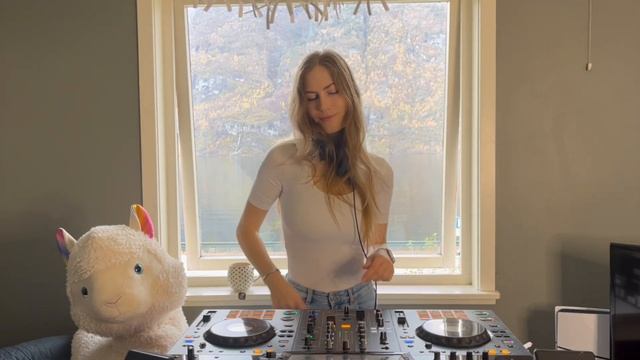 DJ-MRL - Just a chill girl mix (deepest house) смотреть онлайн
