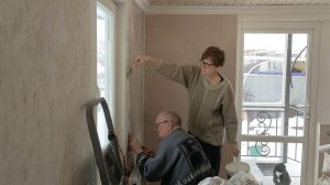 Клеим обои в сенях нашей деревенской избушки. Февраль 2026