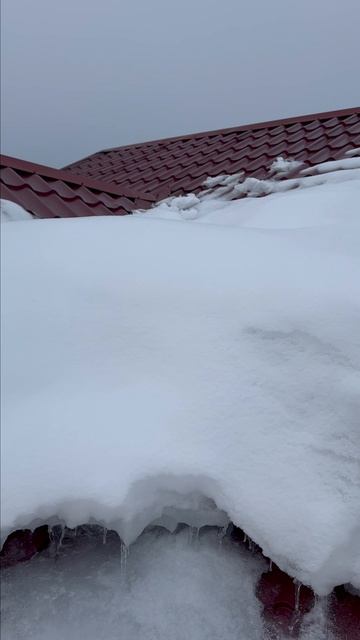 🥶🥶Огромные сосульки на кровле смотреть онлайн