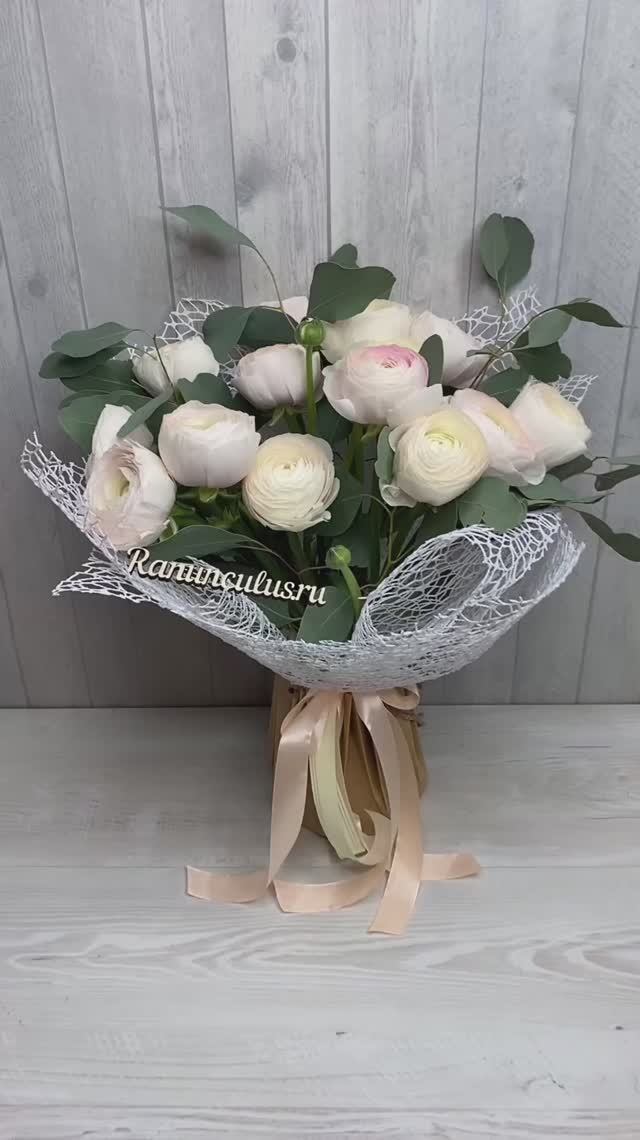 Букет из 17 ранункулюсов и эвкалипта смотреть онлайн