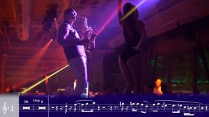 МИША ИГРАЕТ НА САКСОФОНЕ🎷 И ДЕВУШКА ТАНЦУЕТ💃 В КУПАЛЬНИКЕ... 👙