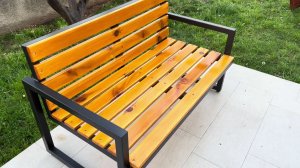 Современная уличная скамейка из металла и дерева