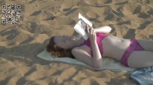 Девушка загорает на пляже