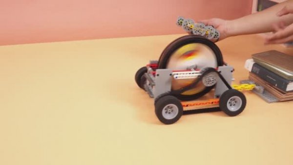 Безмоторный автомобиль LEGO против тяжелого груза