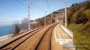 Машинист ведёт поезд из Сочи в Лоо.