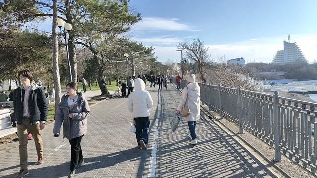 Анапа. Набережная полна людьми! Погода шикардос! 7 февраля 2026. смотреть онлайн