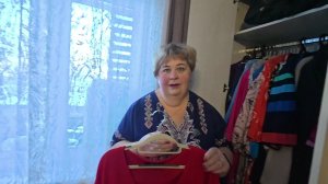 Разбираю  платья в шкафу. Сафар примеряет  мою  юбку. Общаемся за чашкой кофе.