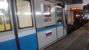 электропоезд 81-740 Русич отправляется со станции Мякинино