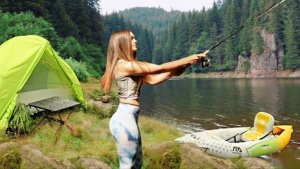 Одиночный кемпинг на диком озере, рыбалка, каяк, приготовление пищи.