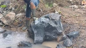 Строительство, самый сильный шахтёр разбивает камни в ручную