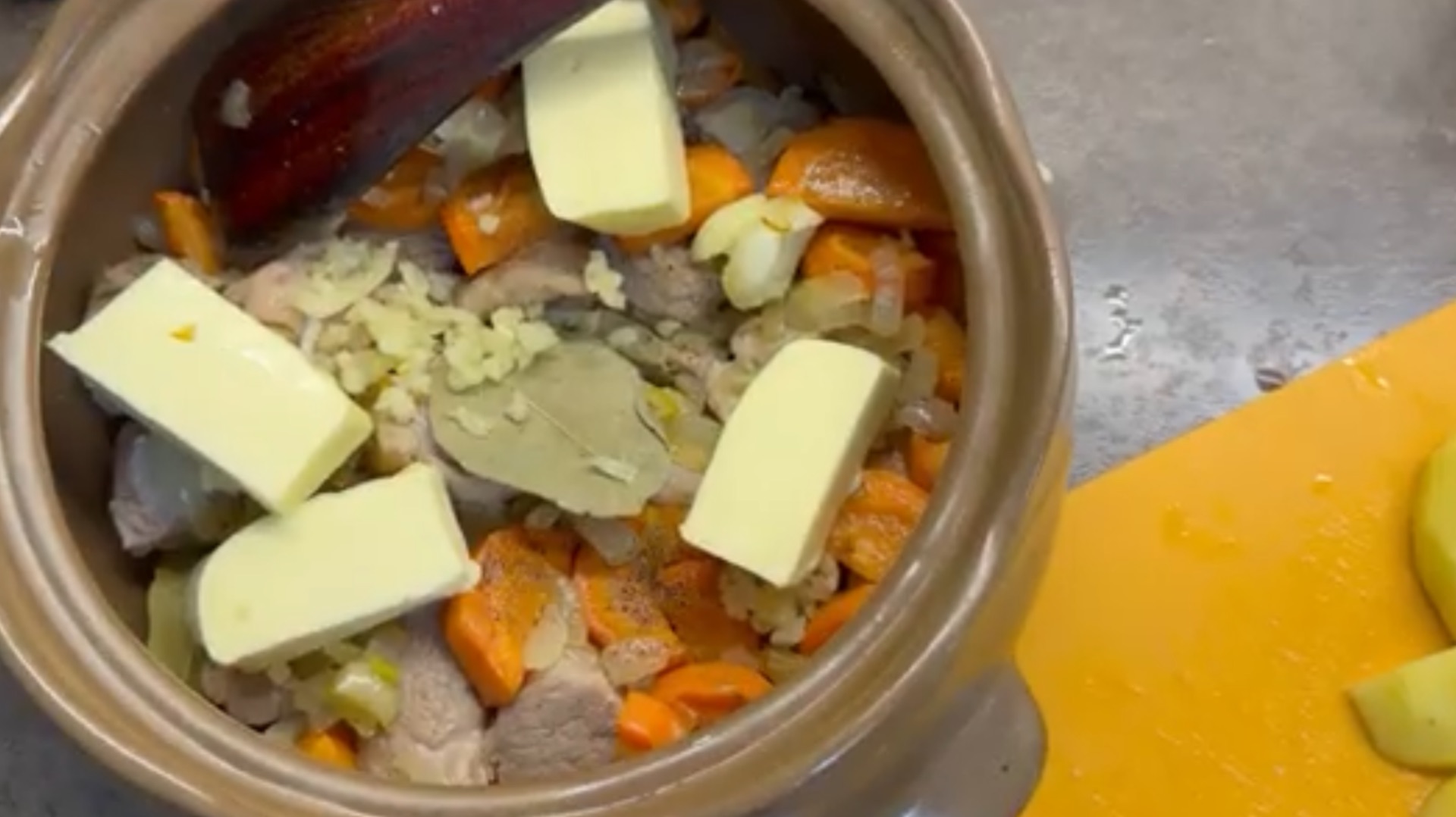 Что приготовить на вечер? Жаркое по-домашнему в горшочке.