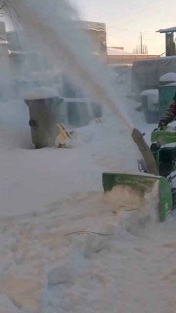 Снегоуборщик на гусеничном ходу #shorts #снегоуборщик