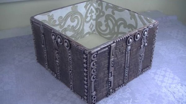 Коробка как метафора : создана из остатков разной мелочи .