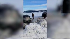 "Живая" трещина: появились кадры провалившейся под лед машины в Магадане.