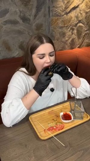 Кто-то реально в перчатках ел бургер?