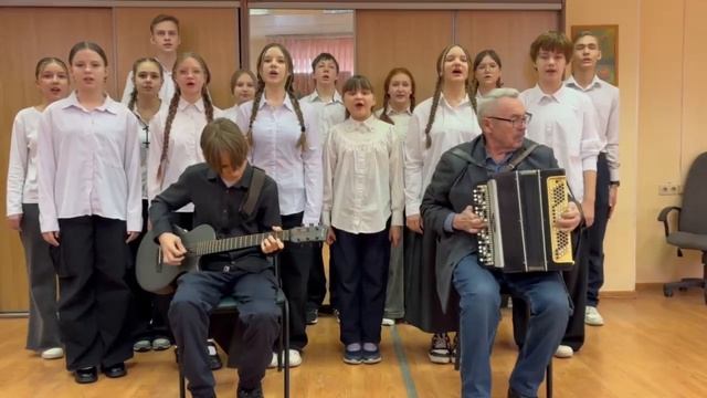 Школьный хор "Десяточка" МБОУ СОШ № 10,"Идет солдат по городу" смотреть онлайн