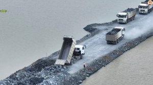 Строительство, дорога на озере. соединение