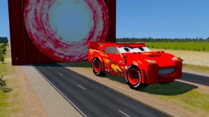 БОЛЬШОЙ vs МАЛЕНЬКИЙ! 🔥 МУЛЬТИКИ: Маквин гоняется с ПОЕЗДОМ! 🚂 Кто придёт первым? 😱