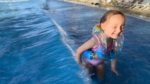 ЛЕТО ЗИМОЙ! ❄️→☀️ Аквапарк «Мореон» с Алисой — купаемся в Москве!