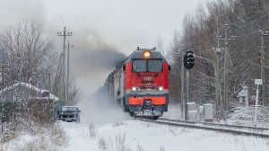 Двойная тяга 2ТЭ25КМ-0489 и 2ТЭ10У-0420 с угольным поездом едут на около максимальных позициях