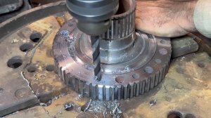 Токарь - виртуоз из Пакистана восстанавливает сломанную деталь