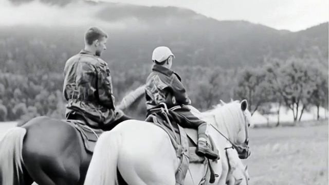 МАЛЫШ ВПЕРВЫЕ САМОСТОЯТЕЛЬНО ПОЕХАЛ НА КОНЕ!