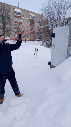 Чистим снег с крыши