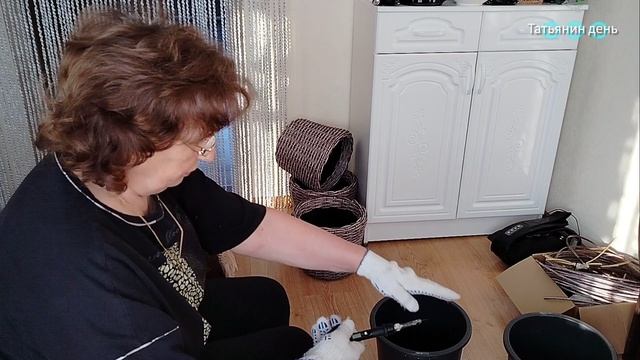 Третью зиму плету я кашпо ... смотреть онлайн