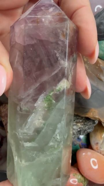 Почему флюорит светится под ультрафиолетом?